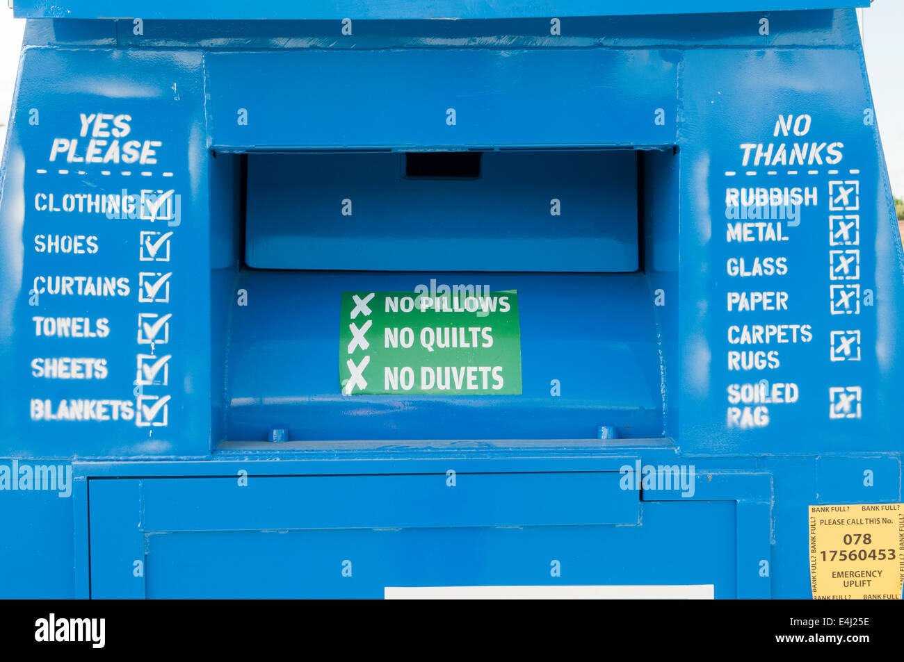 Vêtements et textiles bac de recyclage Photo Stock Alamy