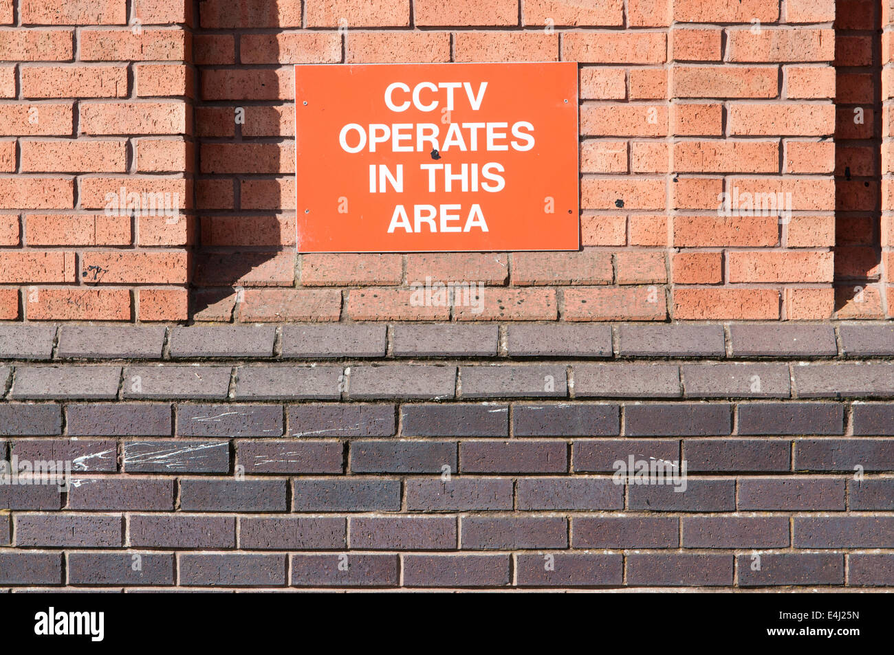 Inscrivez-vous sur un mur de brique en disant 'CCTV fonctionne dans ce domaine" Banque D'Images