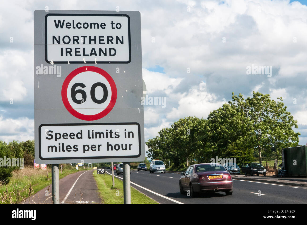 Inscrivez-vous à la frontière entre la République d'Irlande et en Irlande du Nord, rappelant aux automobilistes que la vitesse tous les signes sont maintenant en mph Banque D'Images