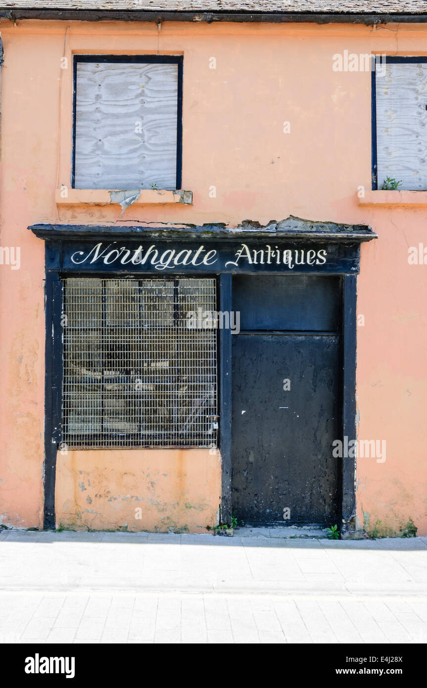 Une ruine et fermé boutique Antiquités Banque D'Images