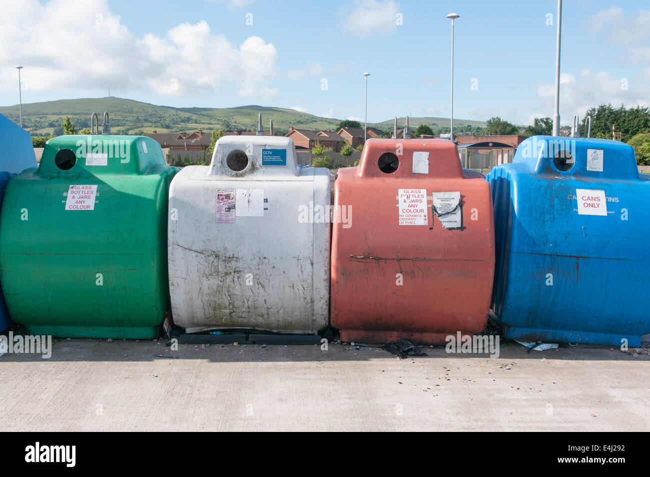 Le verre et les canettes bacs de recyclage Banque D'Images