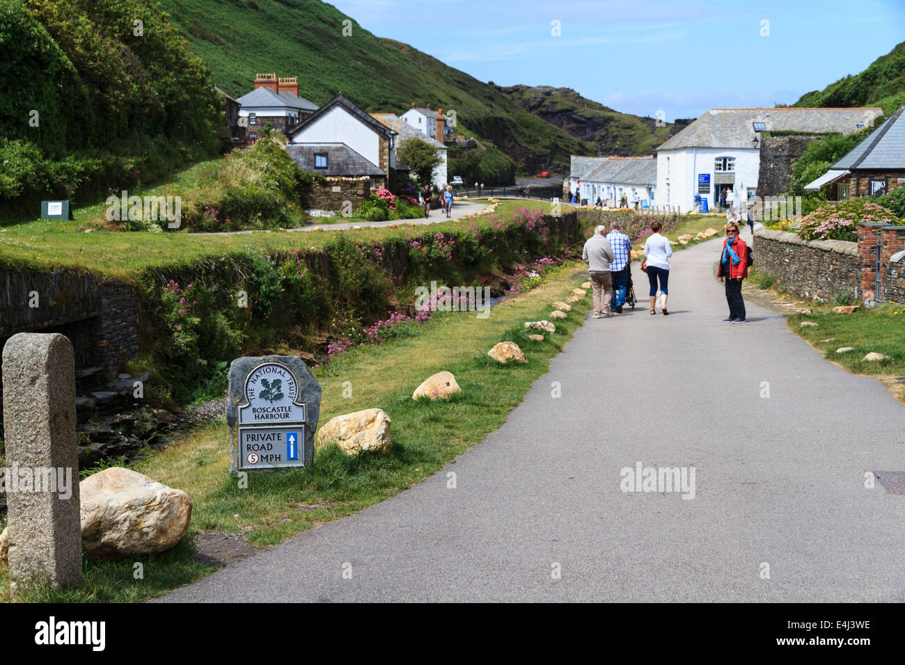 Les touristes au port de Boscastle, Cornwall sur un matin ensoleillé en été Banque D'Images