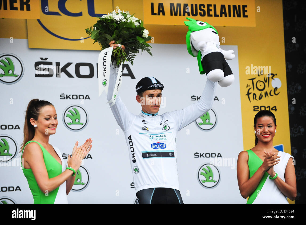 La Mauselaine Gérardmer, France. 12 juillet, 2014. Cavalier polonais Michal Kwiatkowski de Omega Pharma-Quick Step Cycling Team reçoit le maillot blanc pour le meilleur coureur de moins de 26 ans après l'étape 8 du Tour de France à la Mauselaine Gérardmer dans les Vosges, France. Photo : Miroslav Dakov/ Alamy Live News Banque D'Images