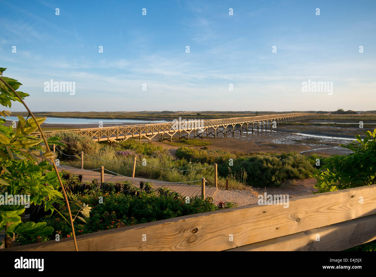 Pont de Quinta do Lago, qui mène à la plage et va à travers Ria Formosa, dans l'Algarve, Portugal Banque D'Images