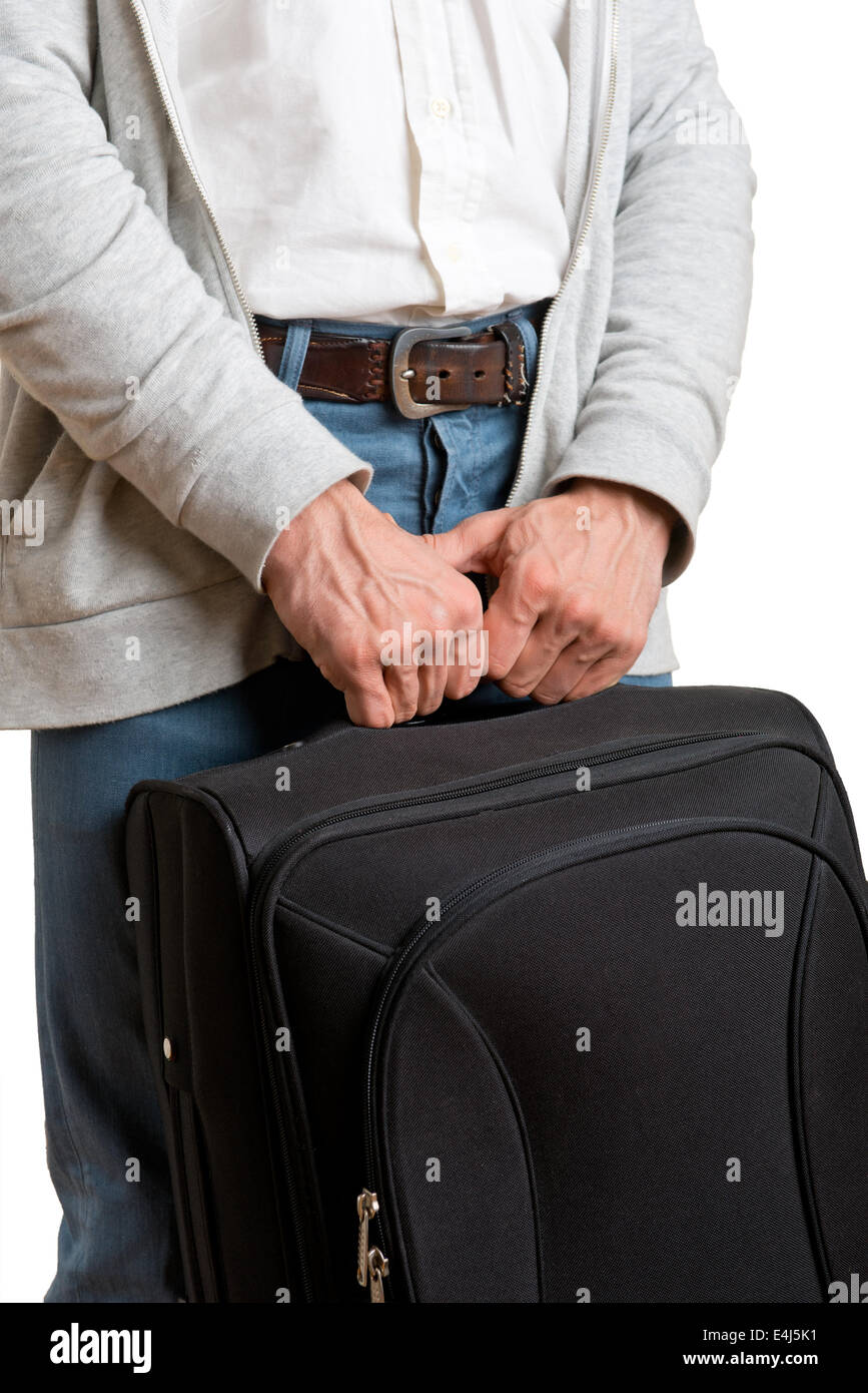 Portrait d'un homme tenant un sac de voyage, prêt à aller à l'aéroport, isolé dans le blanc. Banque D'Images