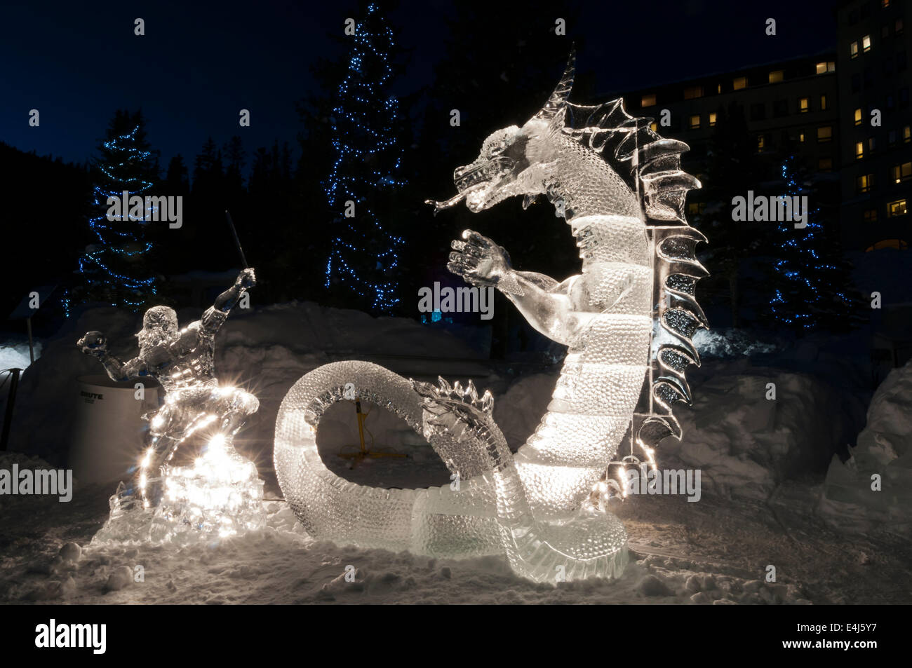 Sculpture de Glace d'un chevalier terrassant un dragon, Lake Louise, Banff National Park, Alberta, Canada Banque D'Images