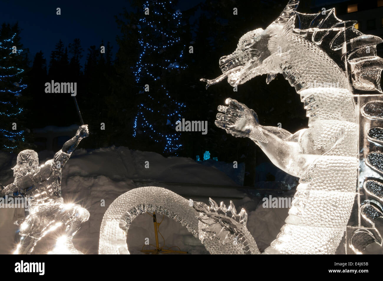 Sculpture de Glace d'un chevalier terrassant un dragon, Lake Louise, Banff National Park, Alberta, Canada Banque D'Images