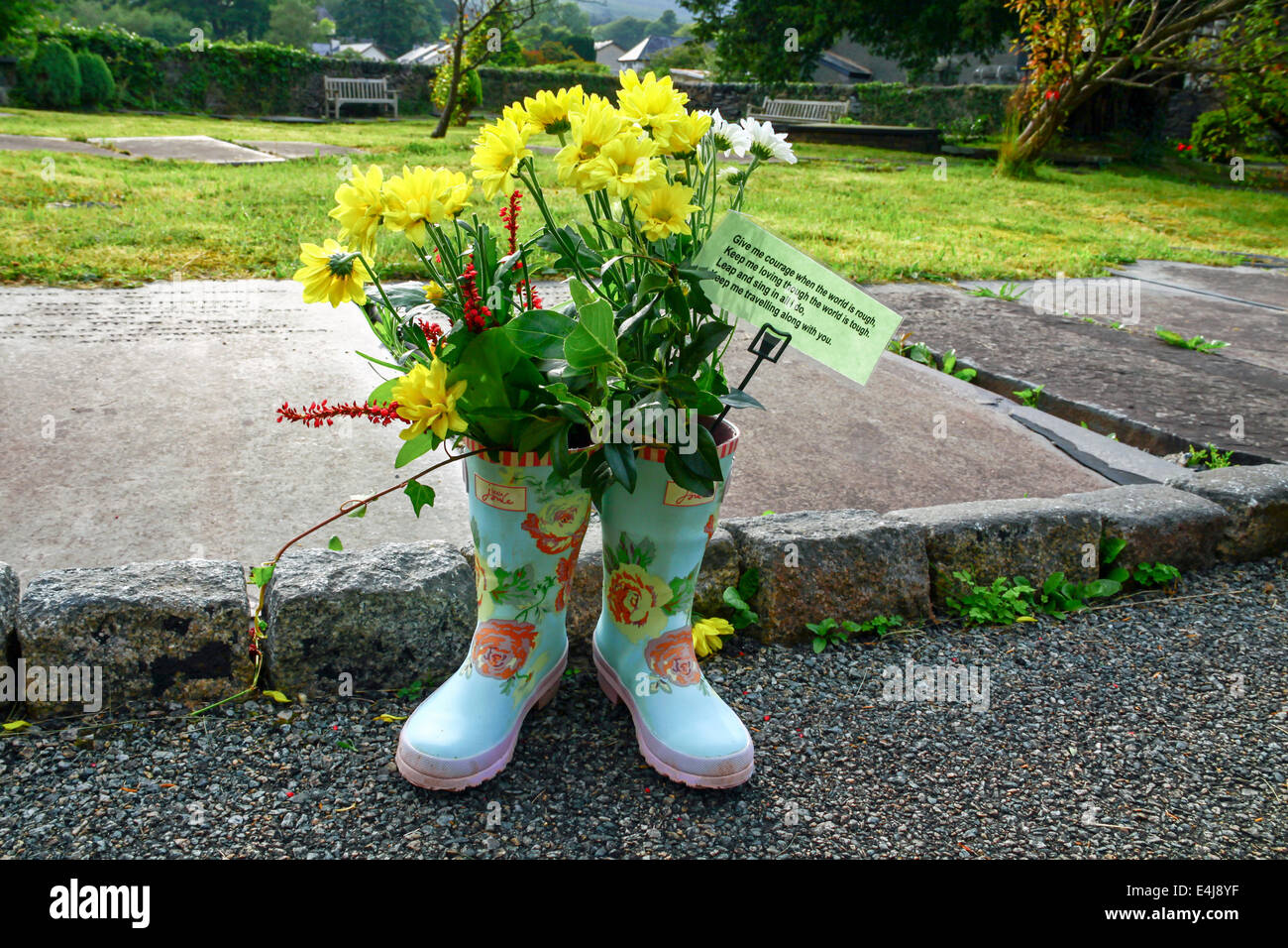 Pays de Galles, Royaume-Uni, de Beddgelert : gumboots décorées ornent le cimetière de l'église de Sainte Marie au cours de l'année festival de fleurs. Banque D'Images