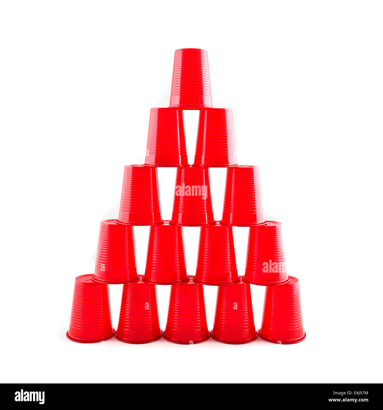 Tasses rouge en plastique vide pyramide sur fond blanc Banque D'Images