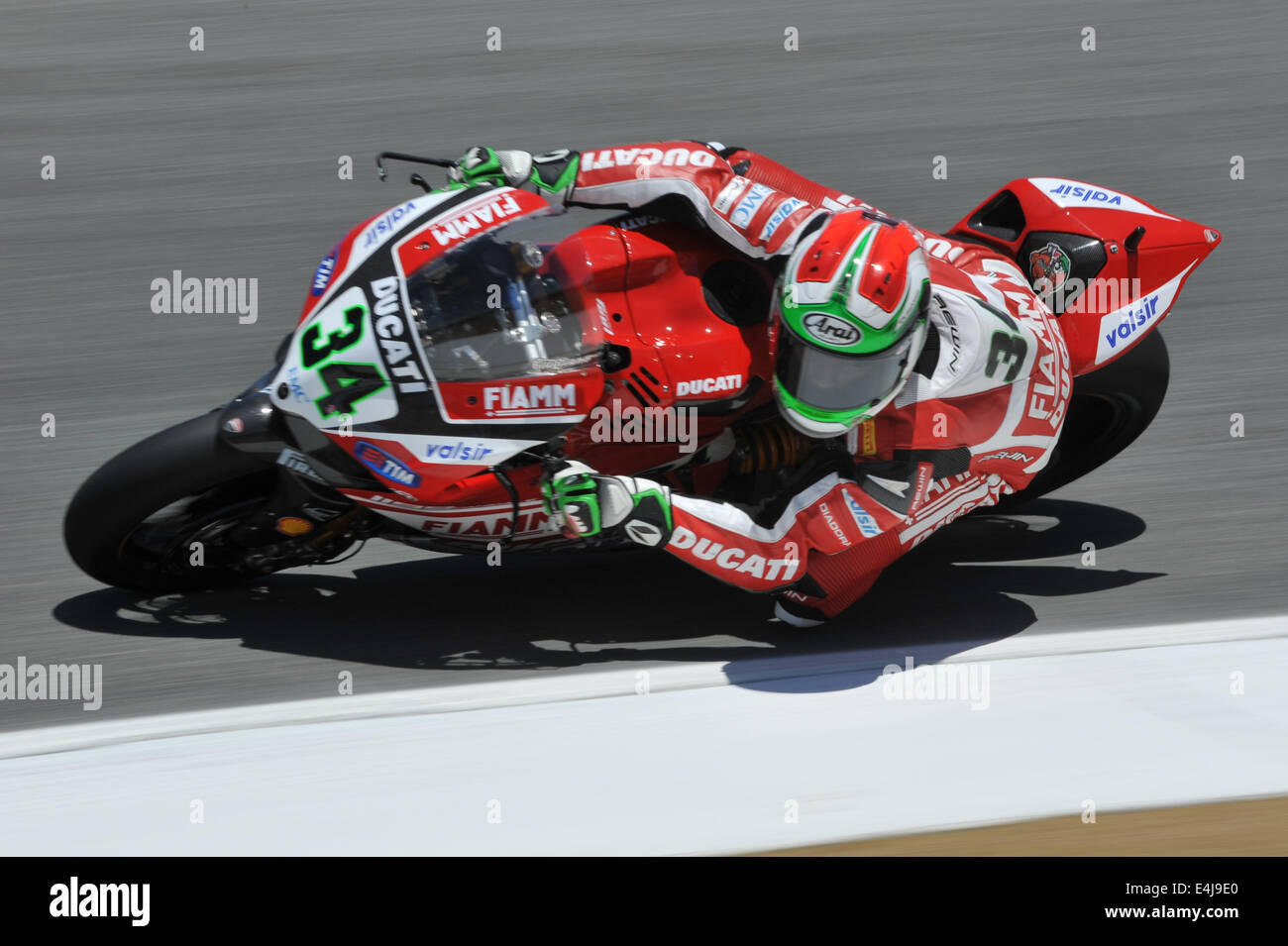 Monterey, Californie, USA. 12 juillet, 2014. Ducati Superbike de l'équipe de Davide Giugliano Italie (# 34) participe à la Superpole durant la Ronde 9 Laguna Seca de la FIM World Superbike Championship Tour. Crédit : Scott Beley/ZUMA/ZUMAPRESS.com/Alamy fil Live News Banque D'Images