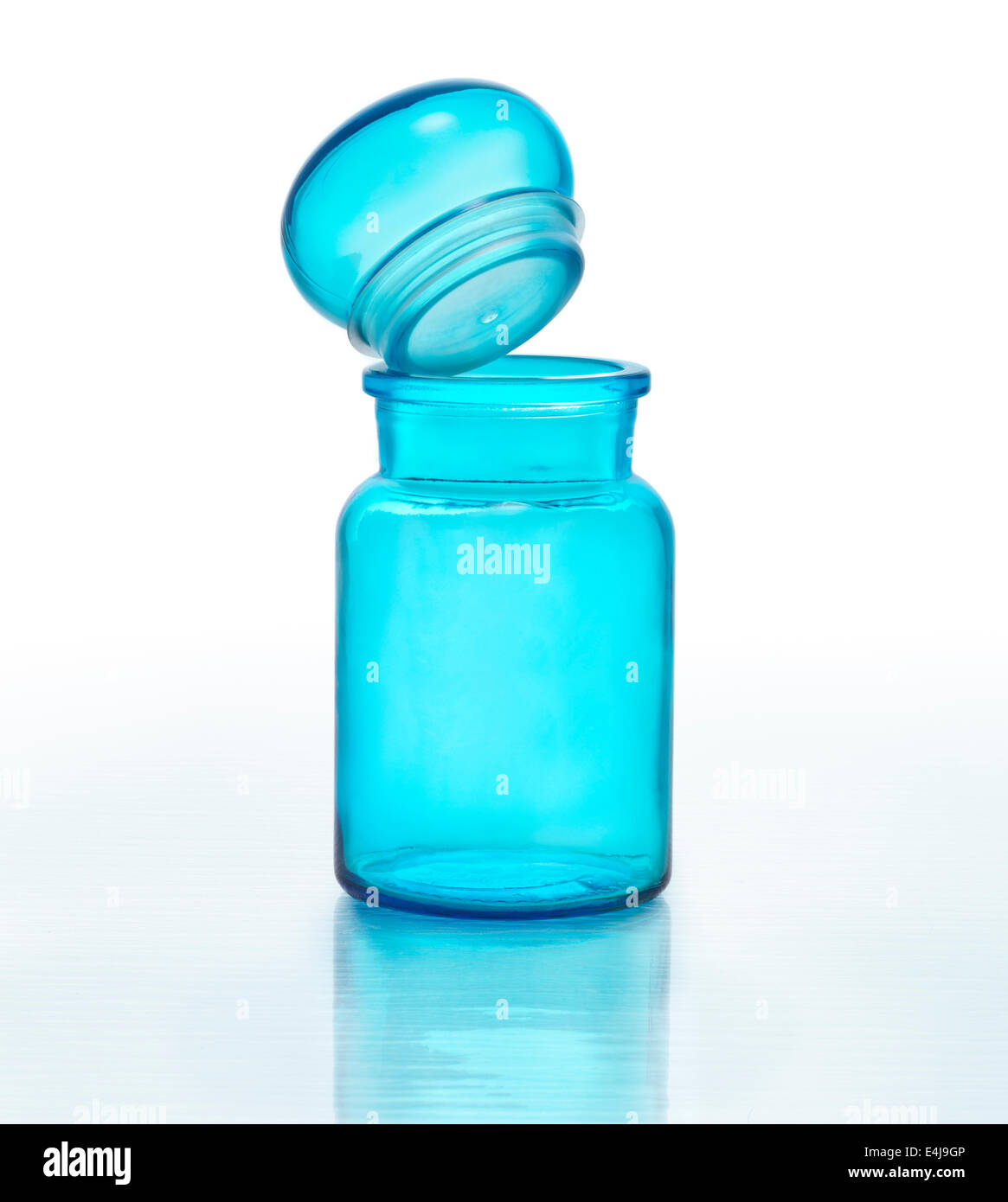 Flacon en verre bleu avec un bouchon de verre ouvert. Clipping path Banque D'Images
