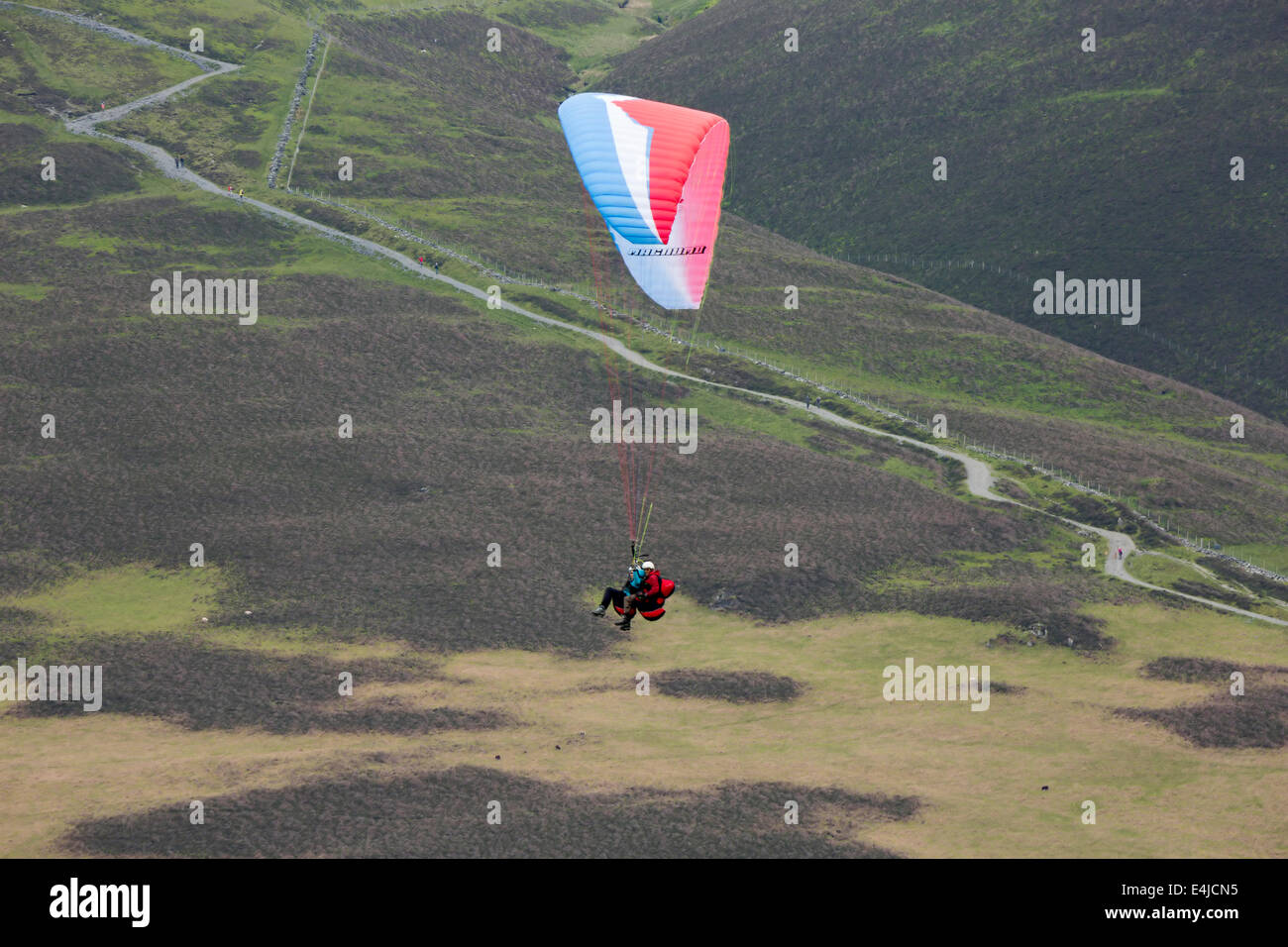 Leçon de parapente dans le Lake District, Cumbria. Un instructeur en tandem avec son étudiant survole le sentier Skiddaw Banque D'Images