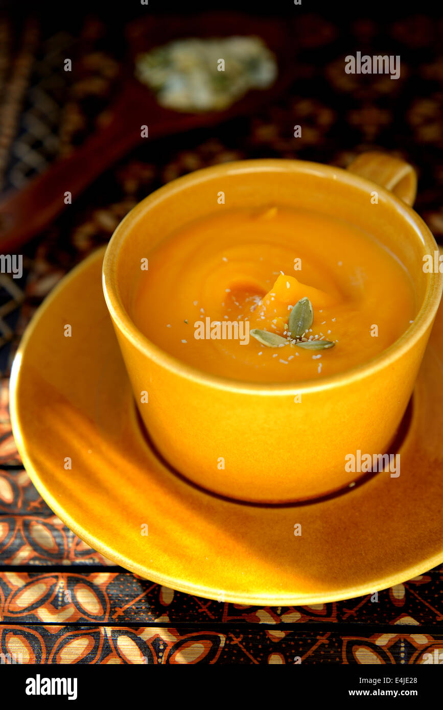 Soupe de potiron dans un bol jaune. Banque D'Images
