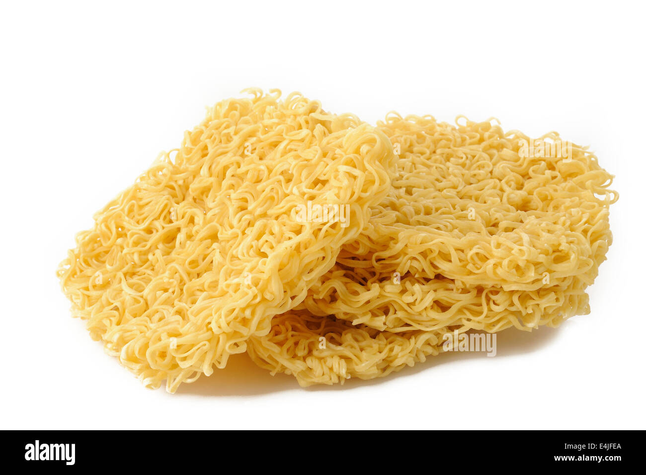 Nouilles sèches sur fond blanc Banque D'Images