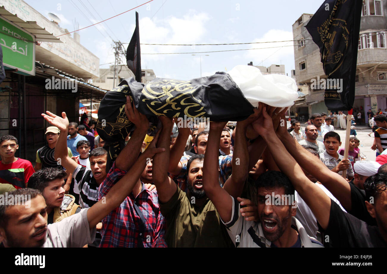 Khan Younis, dans la bande de Gaza, territoire palestinien. Le 13 juillet, 2014. La famille portent le corps de 3 ans garçon Moayad palestinienne al-Araj, qui selon les responsables de l'hôpital ont été tués dans une frappe aérienne israélienne, lors de ses funérailles à Khan Younis dans le sud de la bande de Gaza, le 13 juillet 2014. La grève a été la plus meurtrière dans la ville de Gaza juste avant minuit (2100 GMT) dans l'est du district de Touffah où 18 personnes ont été tuées dans des grèves qui a frappé la maison de chef de la police du Hamas Tayseer al-Batsh et une mosquée, medecins dit Crédit : Ramadan El-Agha Images/APA/ZUMA/Alamy Fil Live News Banque D'Images