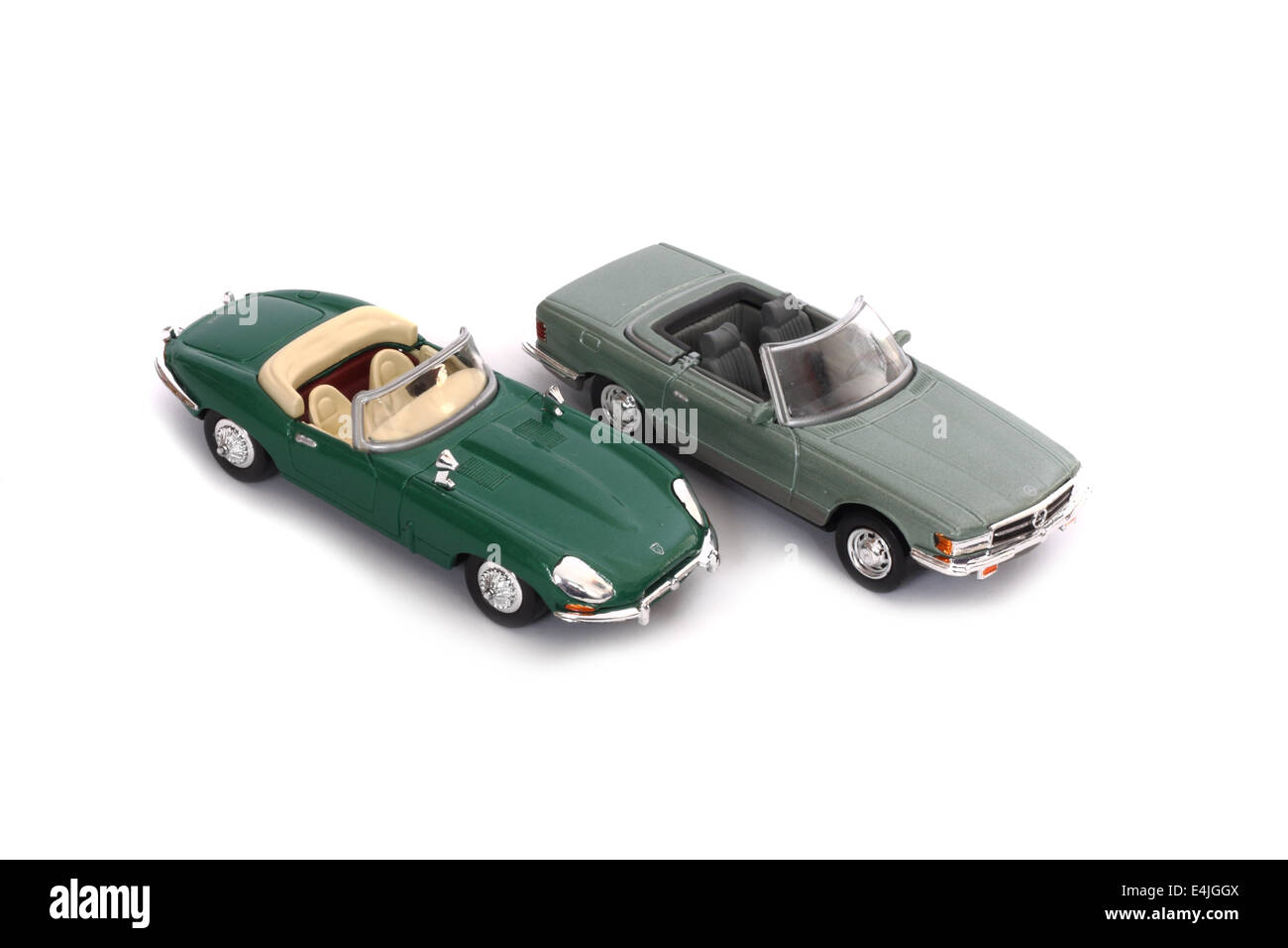 2 replica toy cars - Un Jaguar E Cabriolet (1961) et Mercedes Benz 350SL (1971) Banque D'Images
