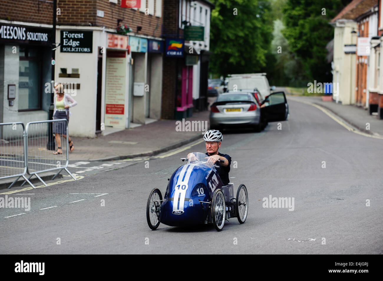 Ringwood, UK. Le 13 juillet, 2014. WACKY racers ont pris leurs voitures à pédales décorées de Ringwood pour le Grand Prix de la Voiture à pédale. Crédit : Paul Chambers/Alamy Live News Banque D'Images