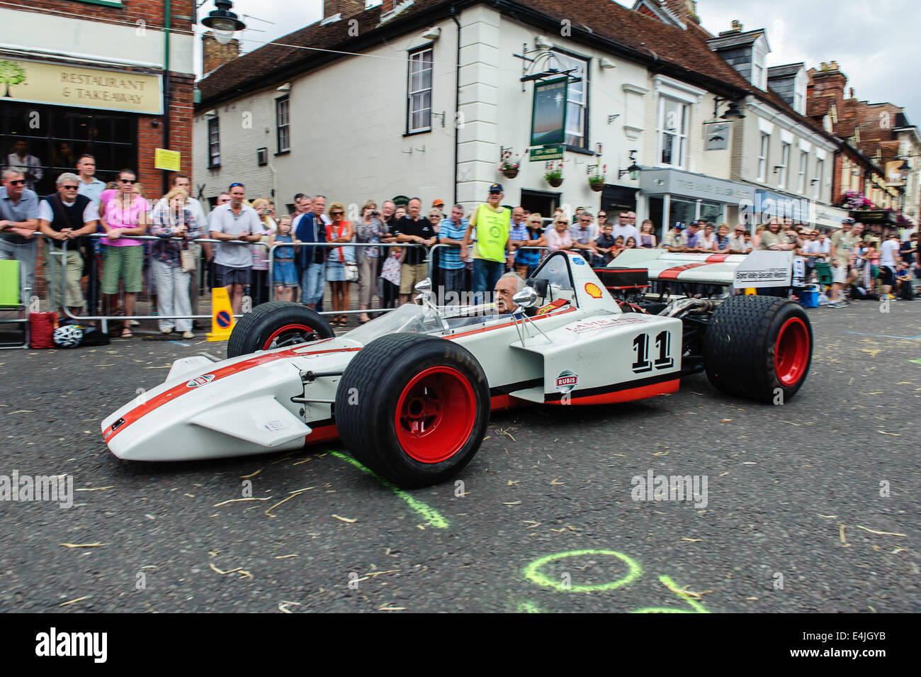 Ringwood, UK. Le 13 juillet, 2014. WACKY racers ont pris leurs voitures à pédales décorées de Ringwood pour le Grand Prix de la Voiture à pédale. Crédit : Paul Chambers/Alamy Live News Banque D'Images