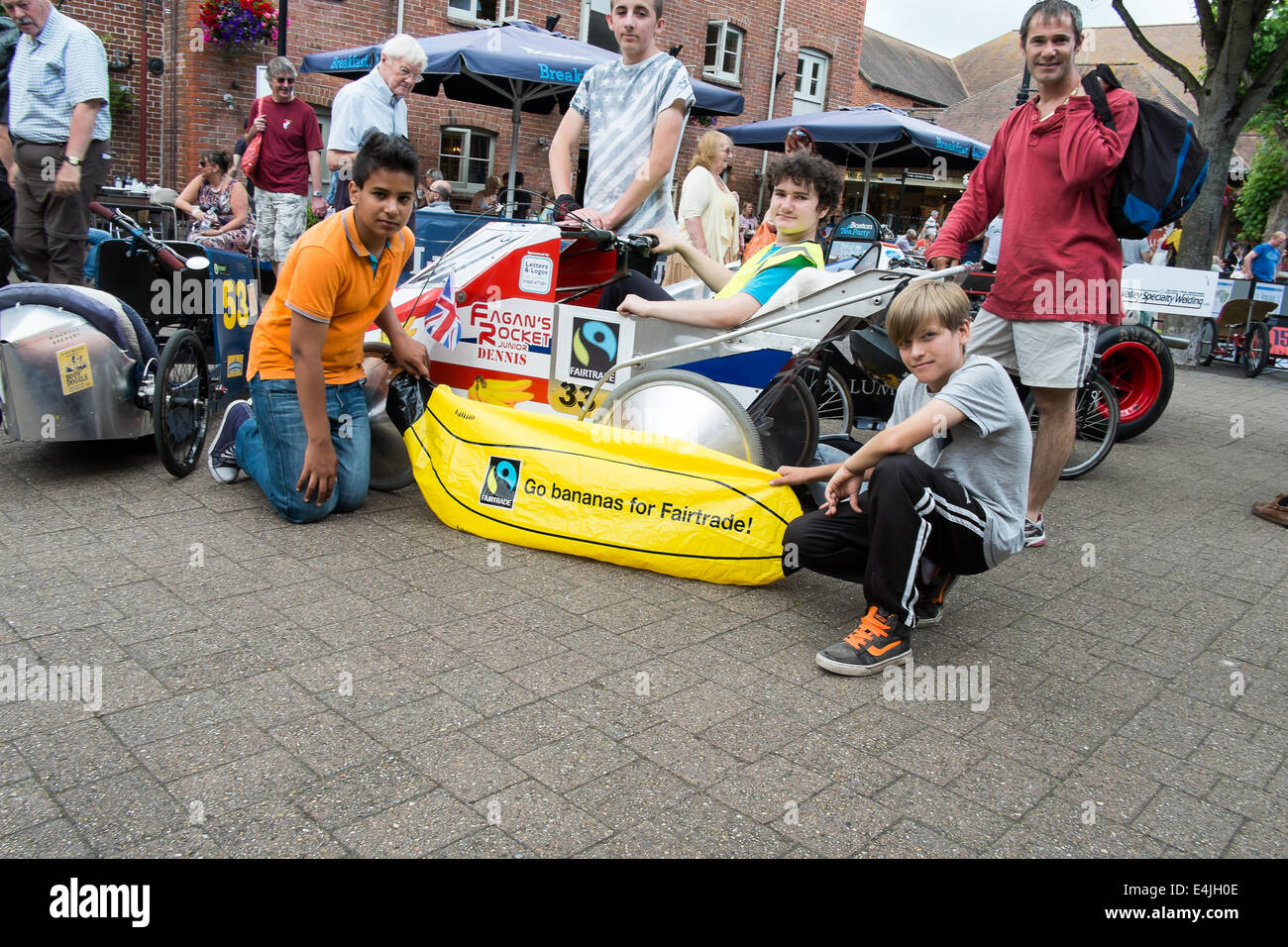 Ringwood, UK. Le 13 juillet, 2014. WACKY racers ont pris leurs voitures à pédales décorées de Ringwood pour le Grand Prix de la Voiture à pédale. Crédit : Paul Chambers/Alamy Live News Banque D'Images