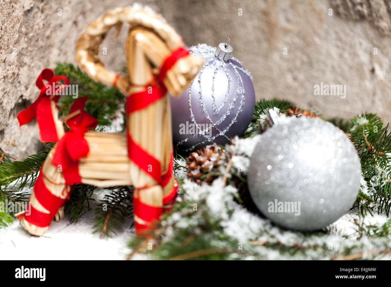 Boule de Noël d'or sur les feuilles de pin close up Banque D'Images