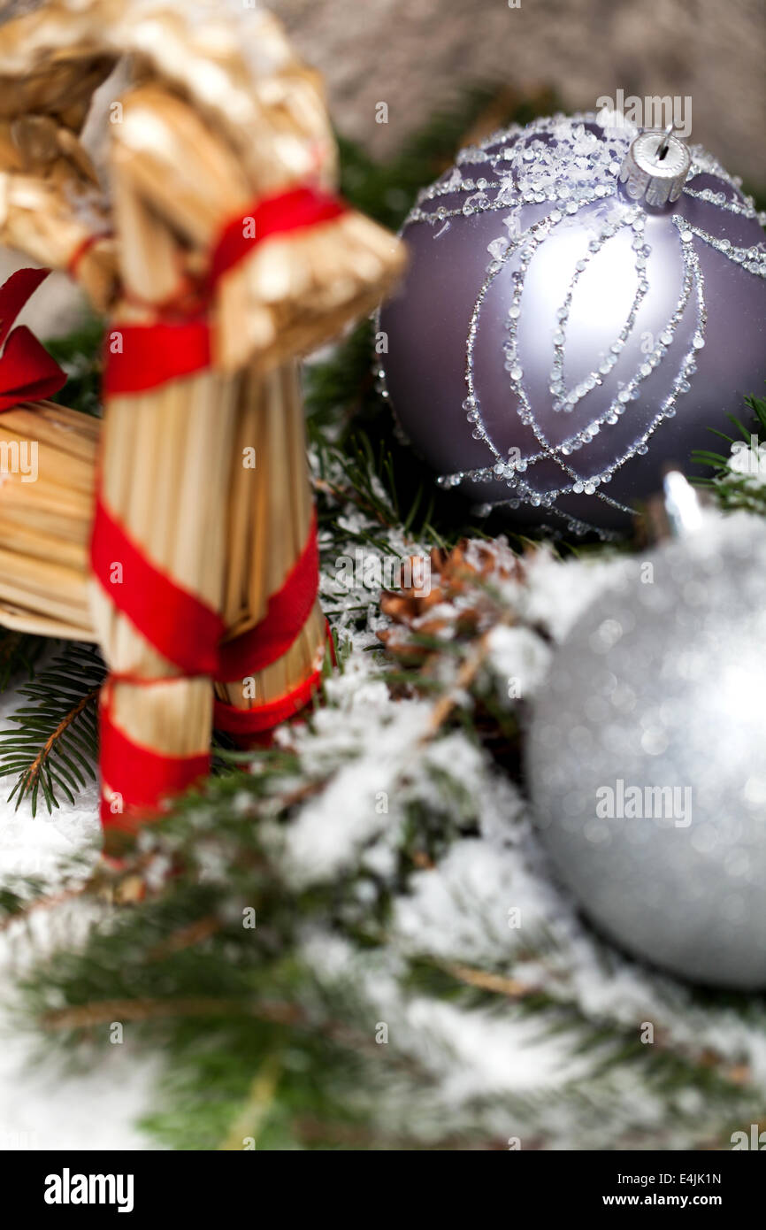 Boule de Noël d'or sur les feuilles de pin close up Banque D'Images