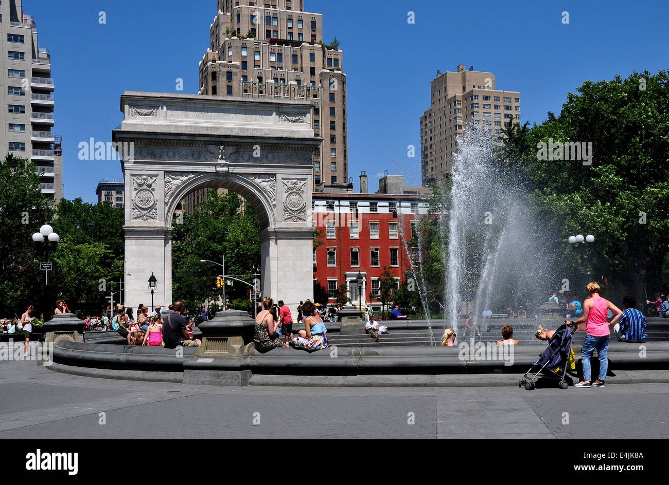 New York, NY, Washington Square Park avec fontaine et Arc de Triomphe commémorant George Washington Banque D'Images