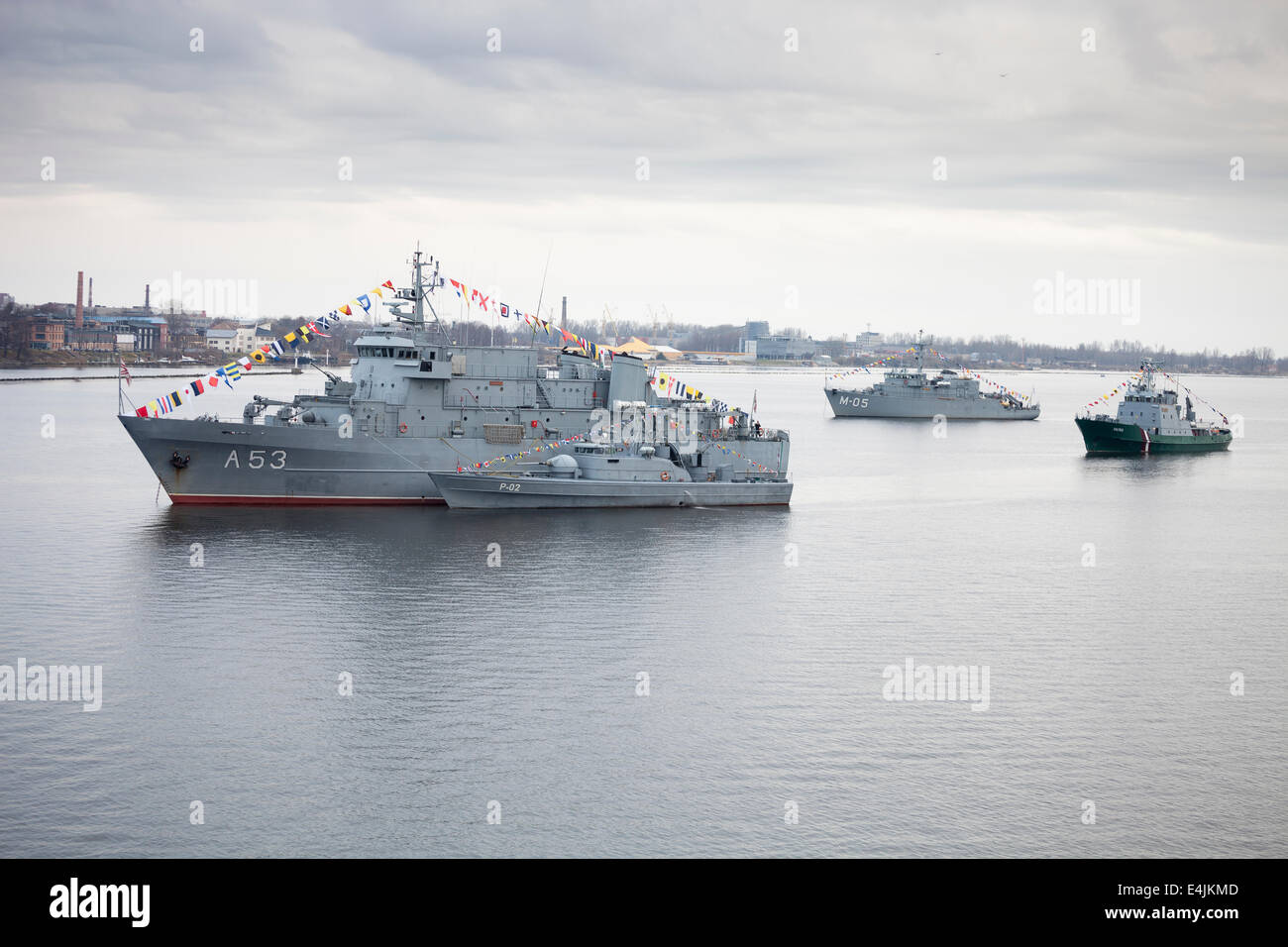 RIGA, Lettonie - le 18 novembre 2011:les navires des forces navales de Lettonie dans la rivière Daugava au cours de parade anniversaire de création de la Banque D'Images