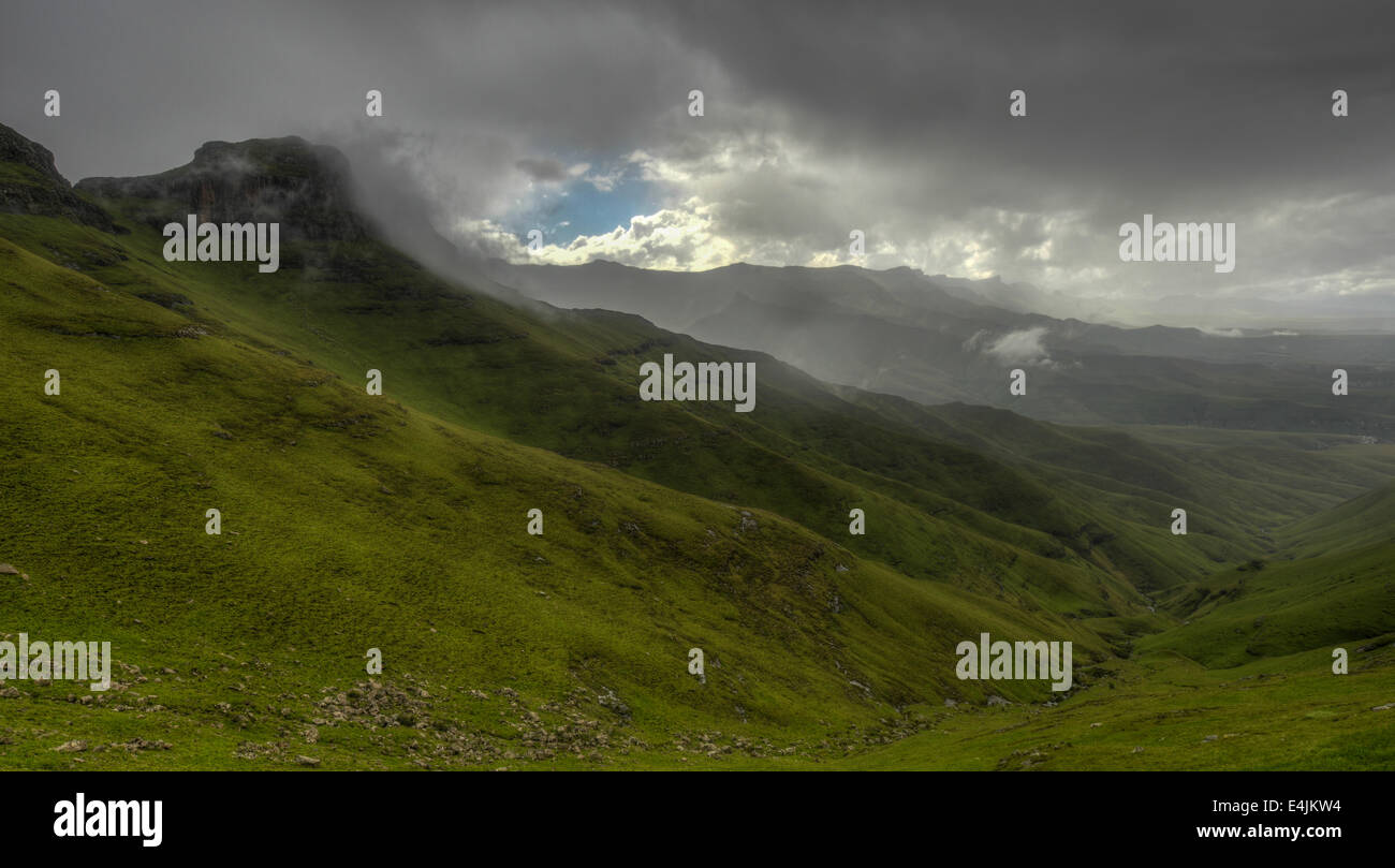 Vue sur les montagnes du Drakensberg le long de l'Amphithéâtre en Parc national royal Natal. Banque D'Images