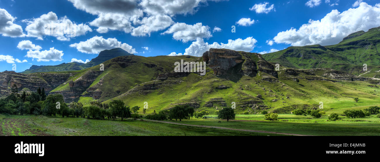 Paysage vallonné de la région du Lesotho Thaba-tseka. Le Lesotho, officiellement le Royaume du Lesotho, est un pays sans littoral. Banque D'Images