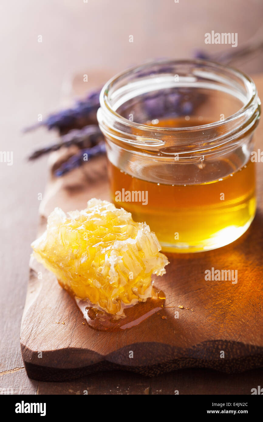 De miel et le miel en pot sur fond de bois Banque D'Images