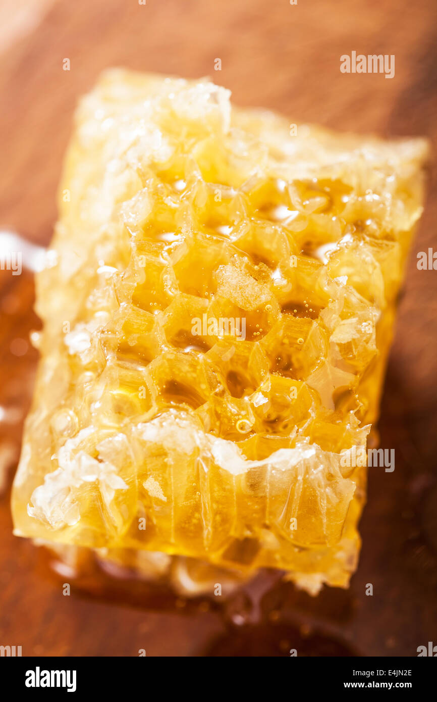 Miel sur fond de bois Banque D'Images