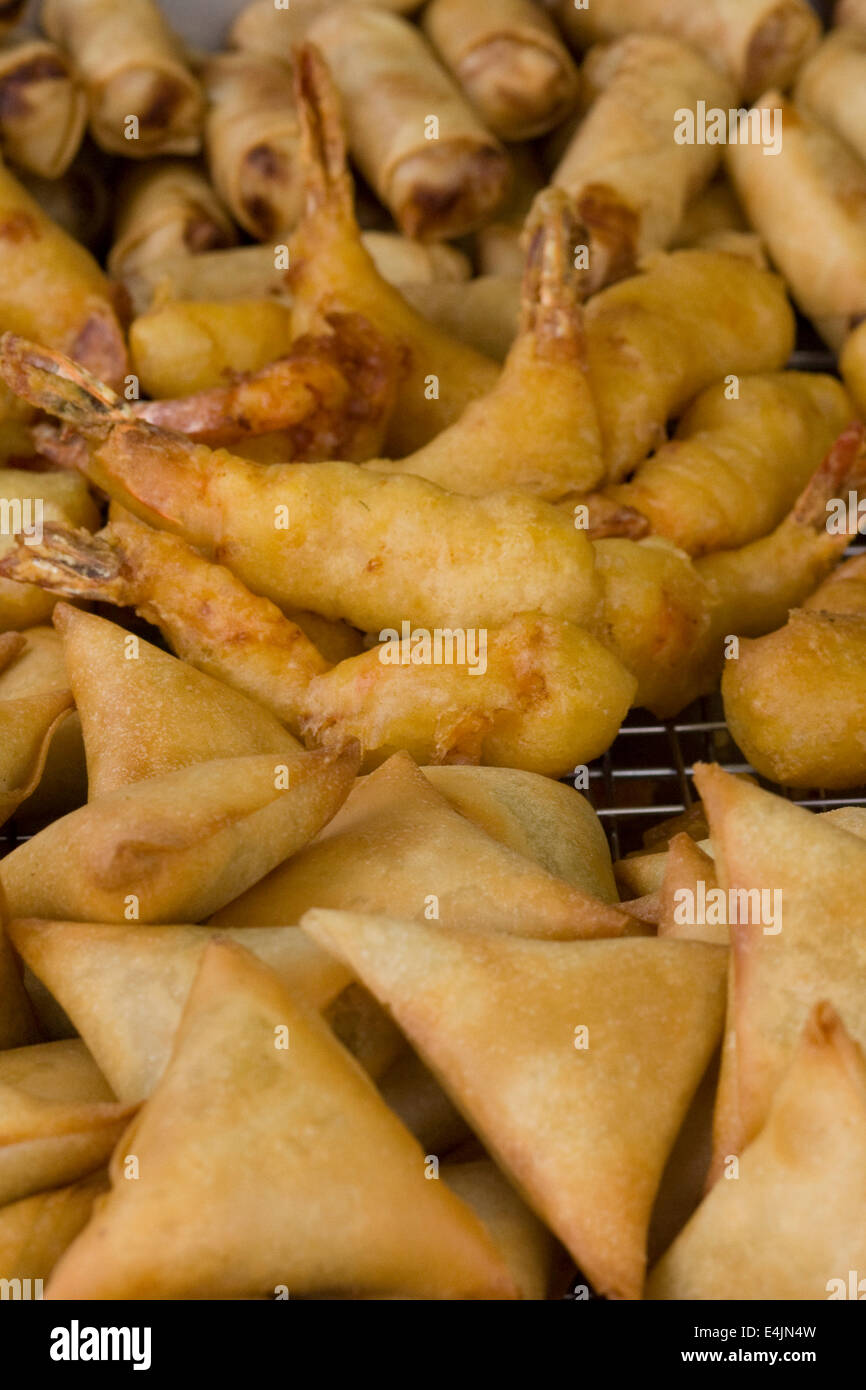 La Cuisine la cuisine thaïlandaise, samosas et les rouleaux de printemps, crevettes frits Banque D'Images