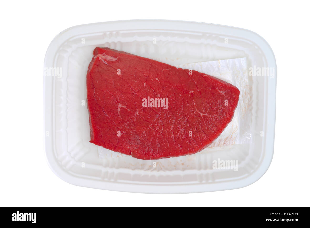 Steak cru dans du plastique Pack with Clipping Path Banque D'Images