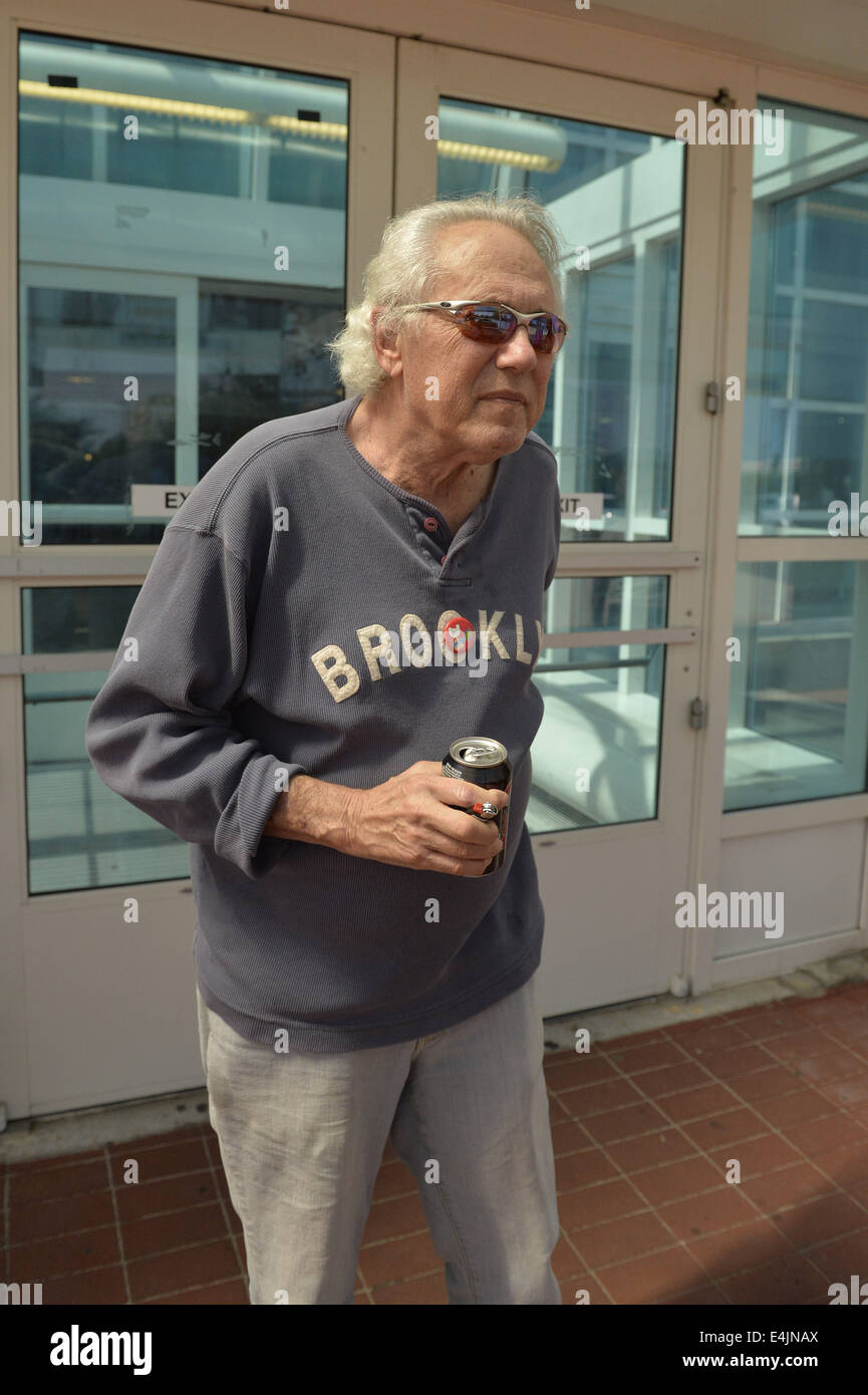 Garden City, New York, USA. 12 juillet, 2014. ARTIE KORNFELD, organisateur du Festival de Woodstock, est à Cradle of Aviation Museum de donner le coup d'envoi de l'Été '69, sur la pièce Célébration 45e anniversaire de la légendaire Août 1969 Woodstock Music & Art Fair de New York. Kornfeld, qui a grandi à Long Island, est un compositeur, manager, producteur, éditeur, et promoteur, et porte une broche avec le logo emblématique de Woodstock colombe sur un manche de guitare, épinglée sur la lettre O de Brooklyn, où il est né. © Ann Parry/ZUMA/Alamy Fil Live News Banque D'Images