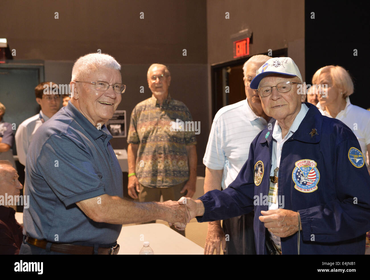 12 juillet 2014 - Garden City, New York, États-Unis - l'ancien astronaute Apollo de la NASA FRED HAISE, à gauche, serre la main avec ERNIE FINAMORE, 88, du à Massapequa Park, un été de '69 de l'événement Célébration tenue à la Long Island Cradle of Aviation Museum, sur le 45e anniversaire de la NASA Apollo 11 LEM atterrissage sur la lune le 20 juillet 1969. Finamore, était un inspecteur de Contrôle Qualité QC pour le module d'Excursion lunaire de 1965 à 1971. Haise, le pilote du module lunaire de la mission Apollo 13, était dans la Chambre au cours de la réunion du LEM d'anciens Northrop Grumman Aerospace Corporation employés. (Crédit Image : © Ann Parry/ Banque D'Images