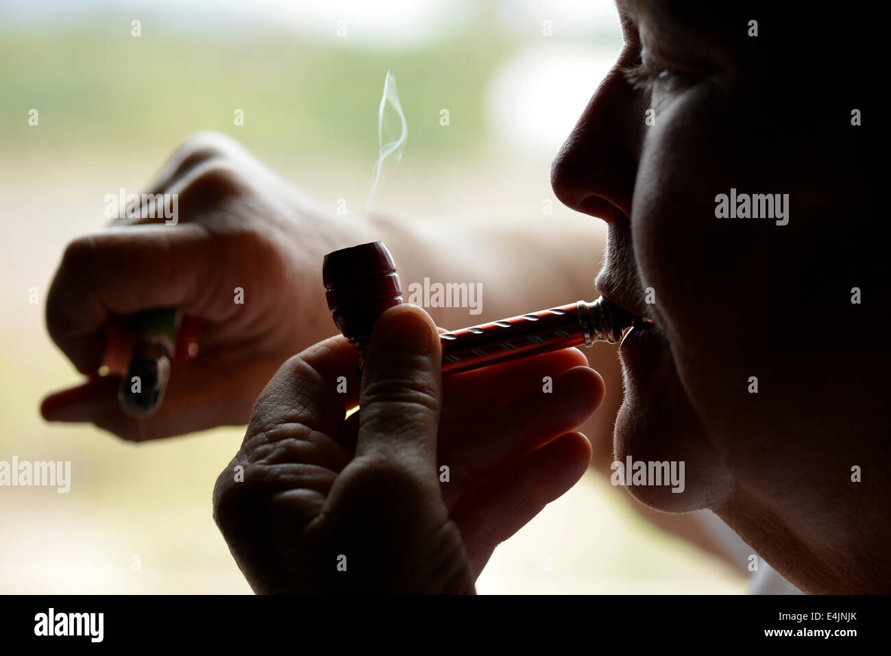 Un patient rénale utilise la marijuana médicale pour la douleur. Banque D'Images