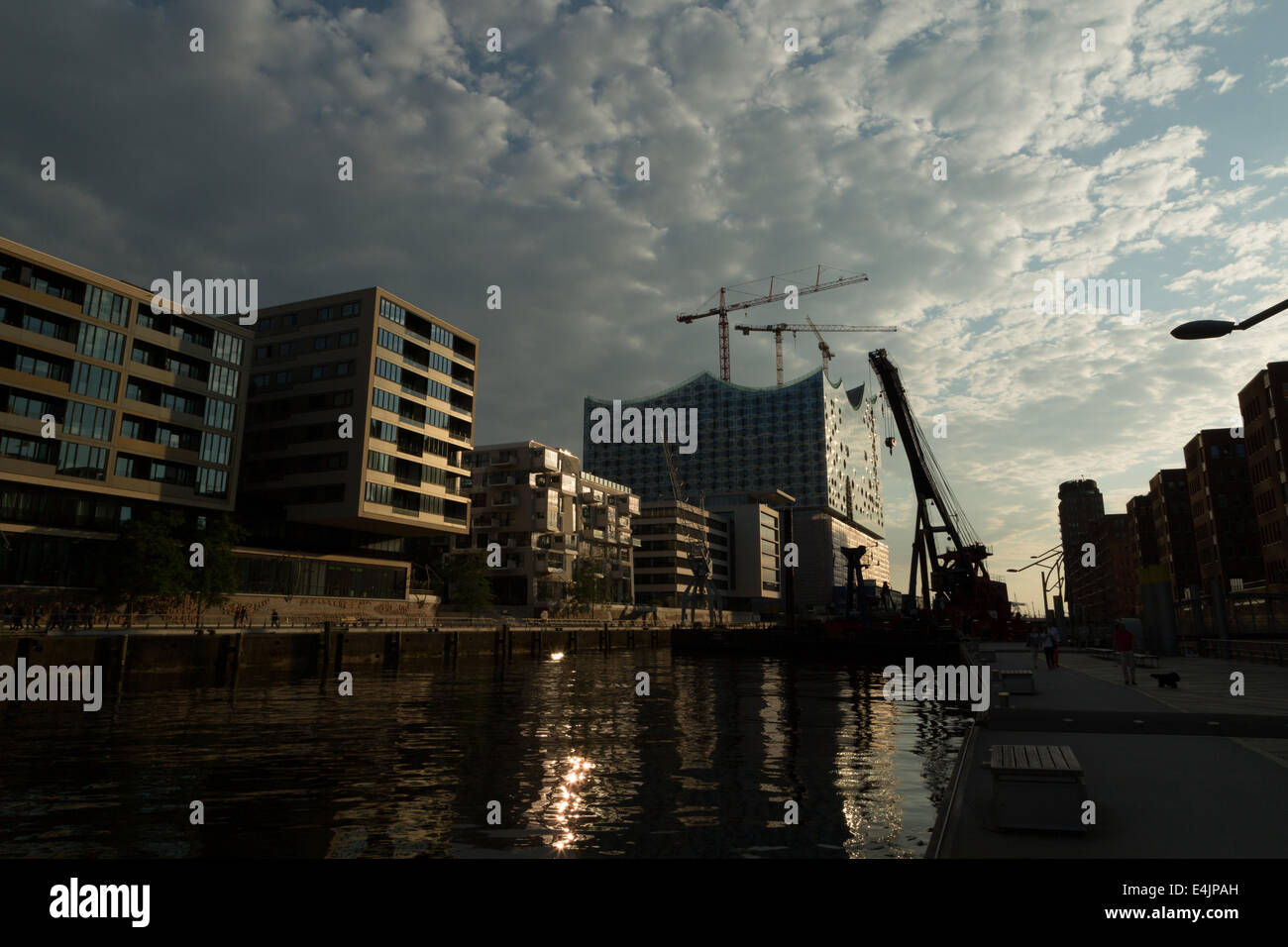 Une photographie de l'Elbphilharmonie Hafen City à nouveau à Hambourg. HafenCity est un quartier dans l'arrondissement de Hamburg-Mitte à Ham Banque D'Images