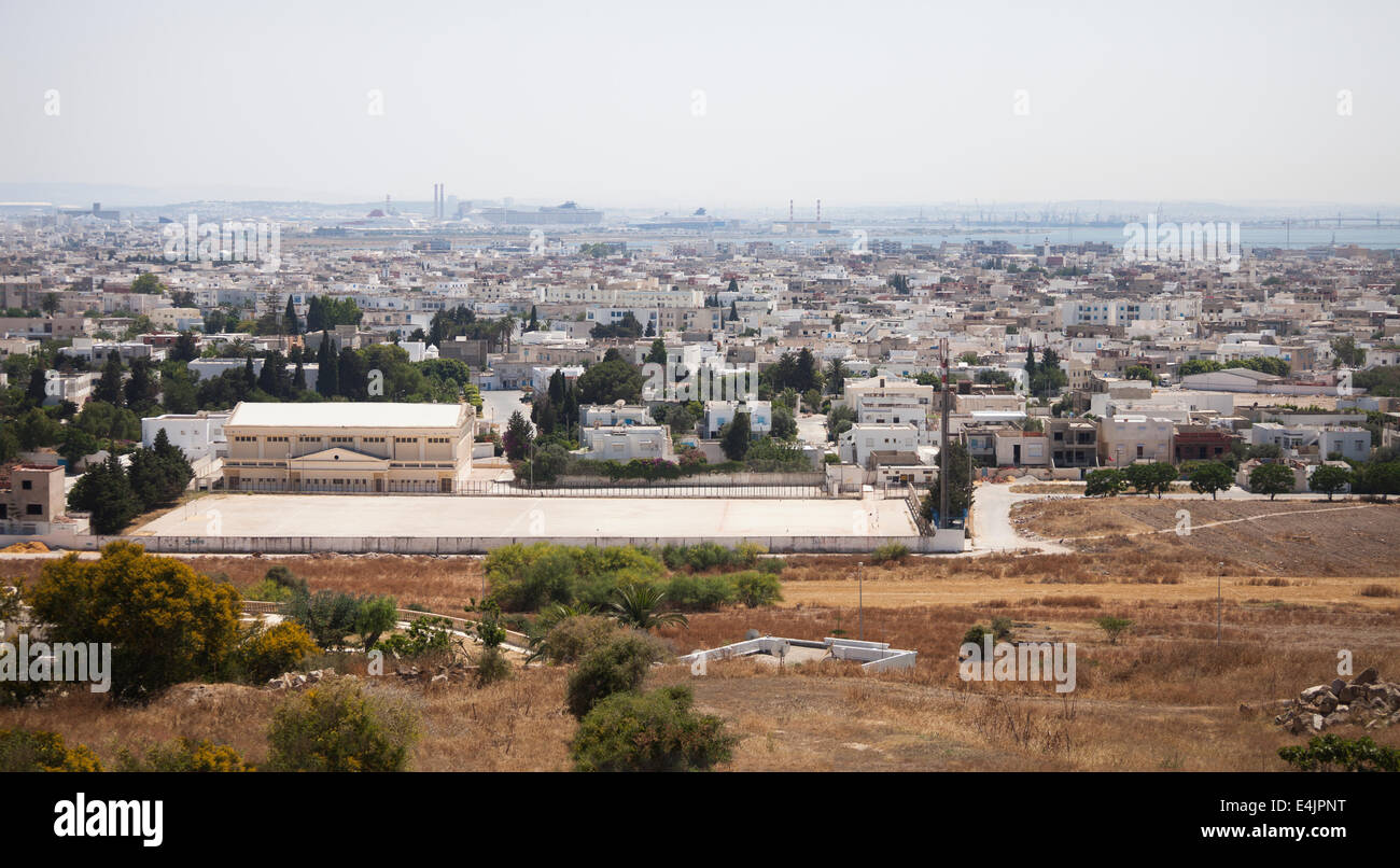 CARTHAGE, TUNISIE - Juin 19 : Vue sur Carthage et la Goulette port avec bateaux de croisière comme vu à partir de la colline de Byrsa, Carthage, Tunisie, Banque D'Images