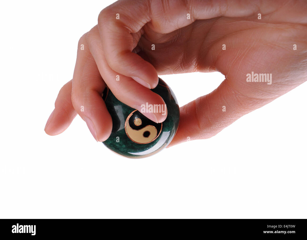 Woman hand holding ball chinois avec des symboles yin et yang Banque D'Images