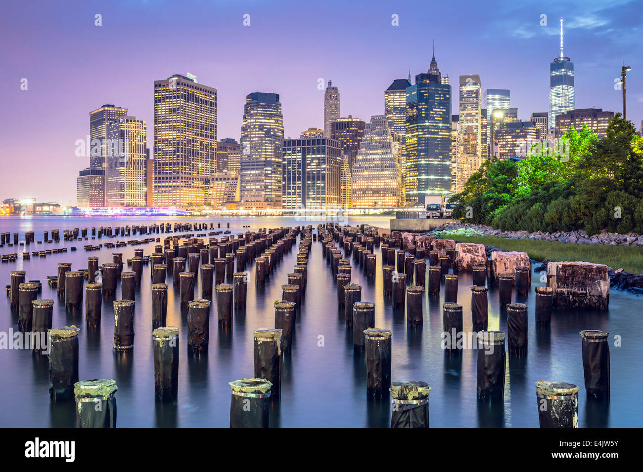 La ville de New York, USA skyline at night. Banque D'Images