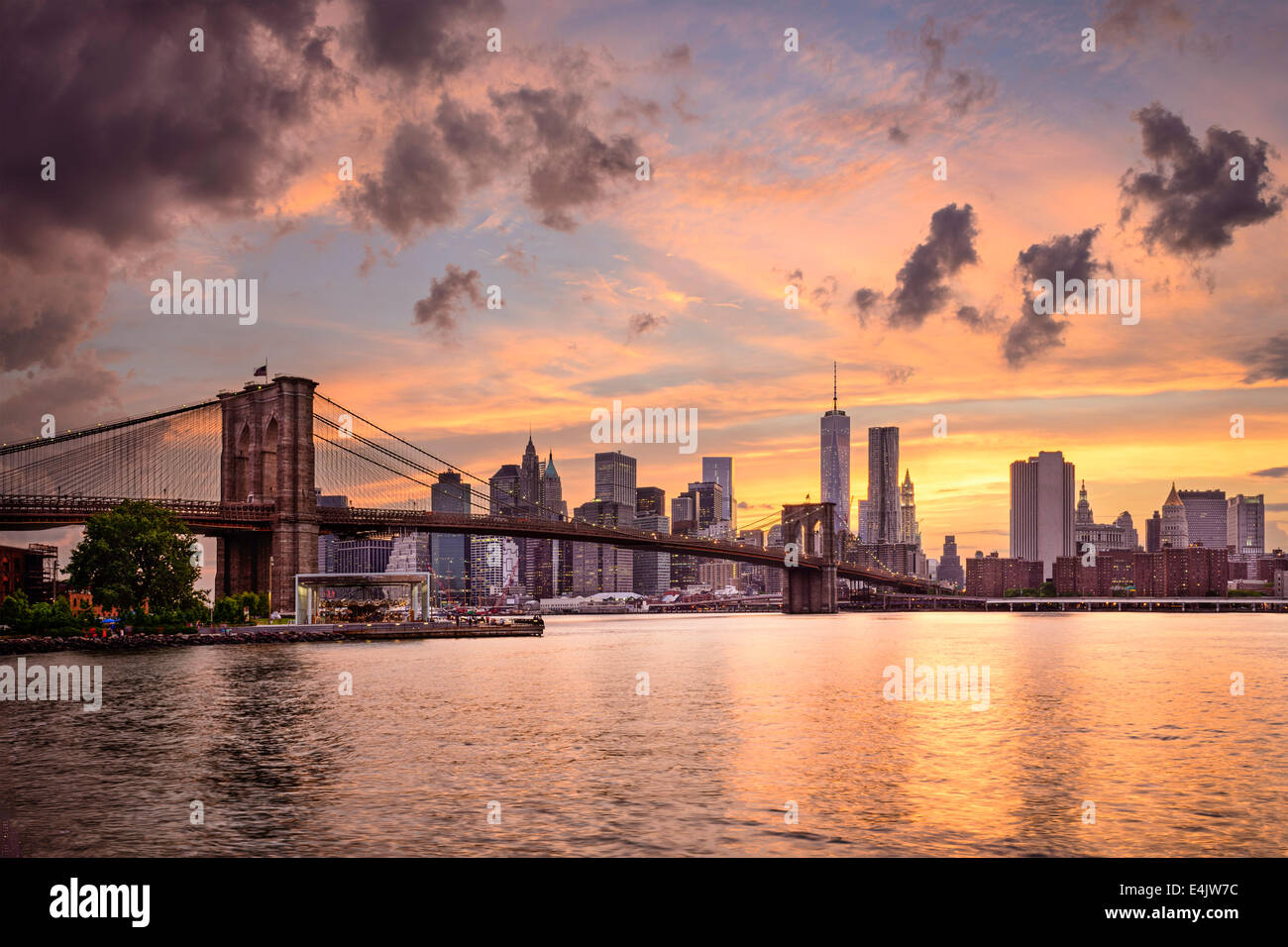 La ville de New York, USA skyline at sunset. Banque D'Images