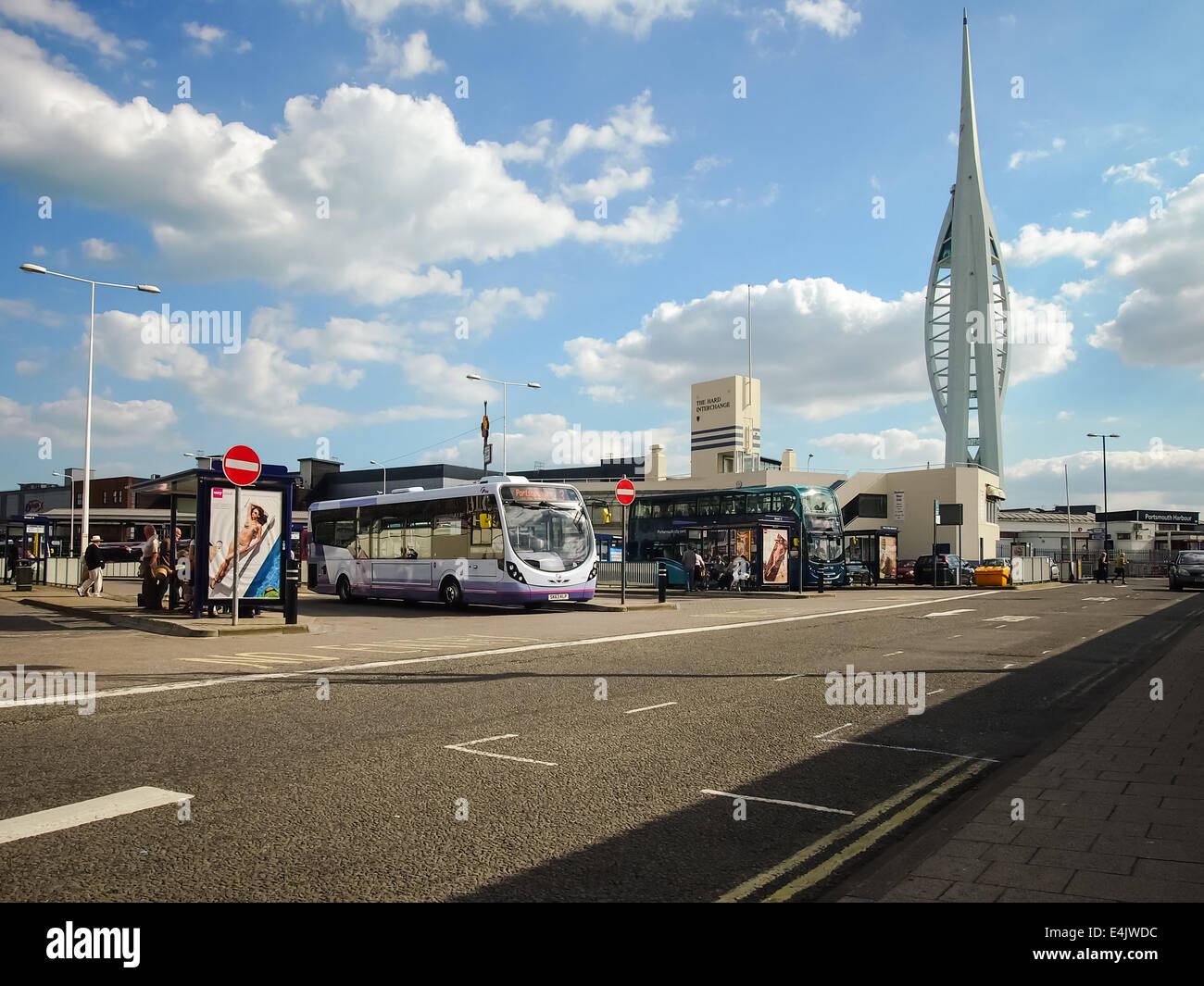 Autobus à l'échange de disque dur à Portsmouth, Hampshire, Angleterre avec la tour Spinnaker dans l'arrière-plan. Banque D'Images