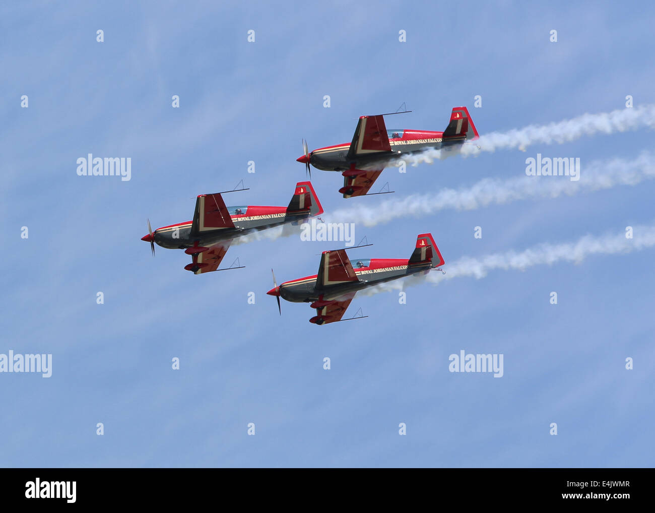 Fairford, Gloucs, UK. 12 juillet, 2014. Royal Jordanian Falcons aerobatic team d'Extra 300L avion volant à l'Royal International Air Tattoo 2014 le 12 juillet 2014 à RAF Fairford Crédit : Niall Ferguson/Alamy Live News Banque D'Images