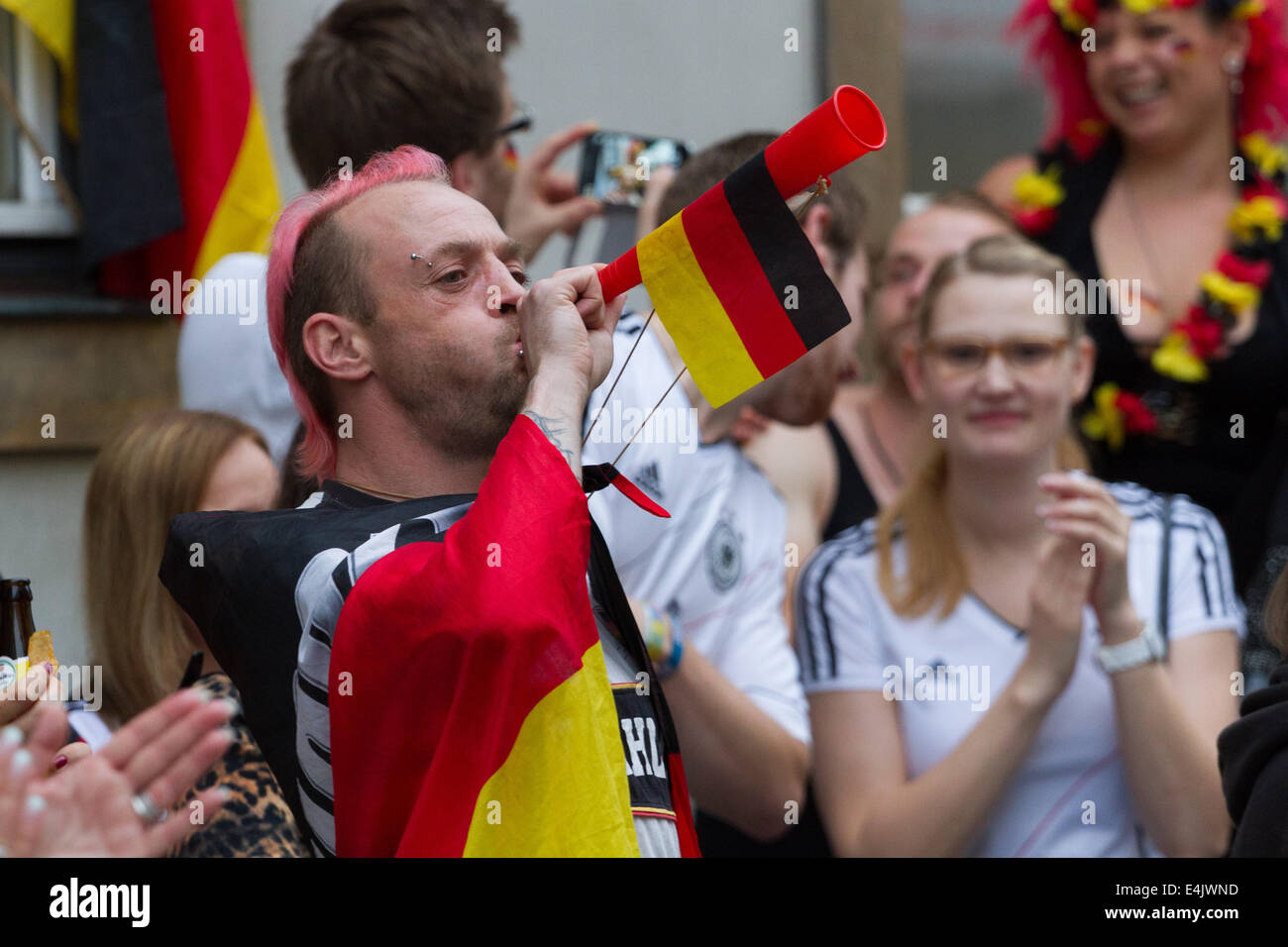 Un ventilateur souffle une vuvuzela tout en regardant son équipe jouer Crédit : Gruffydd Thomas/Alamy Live News Banque D'Images