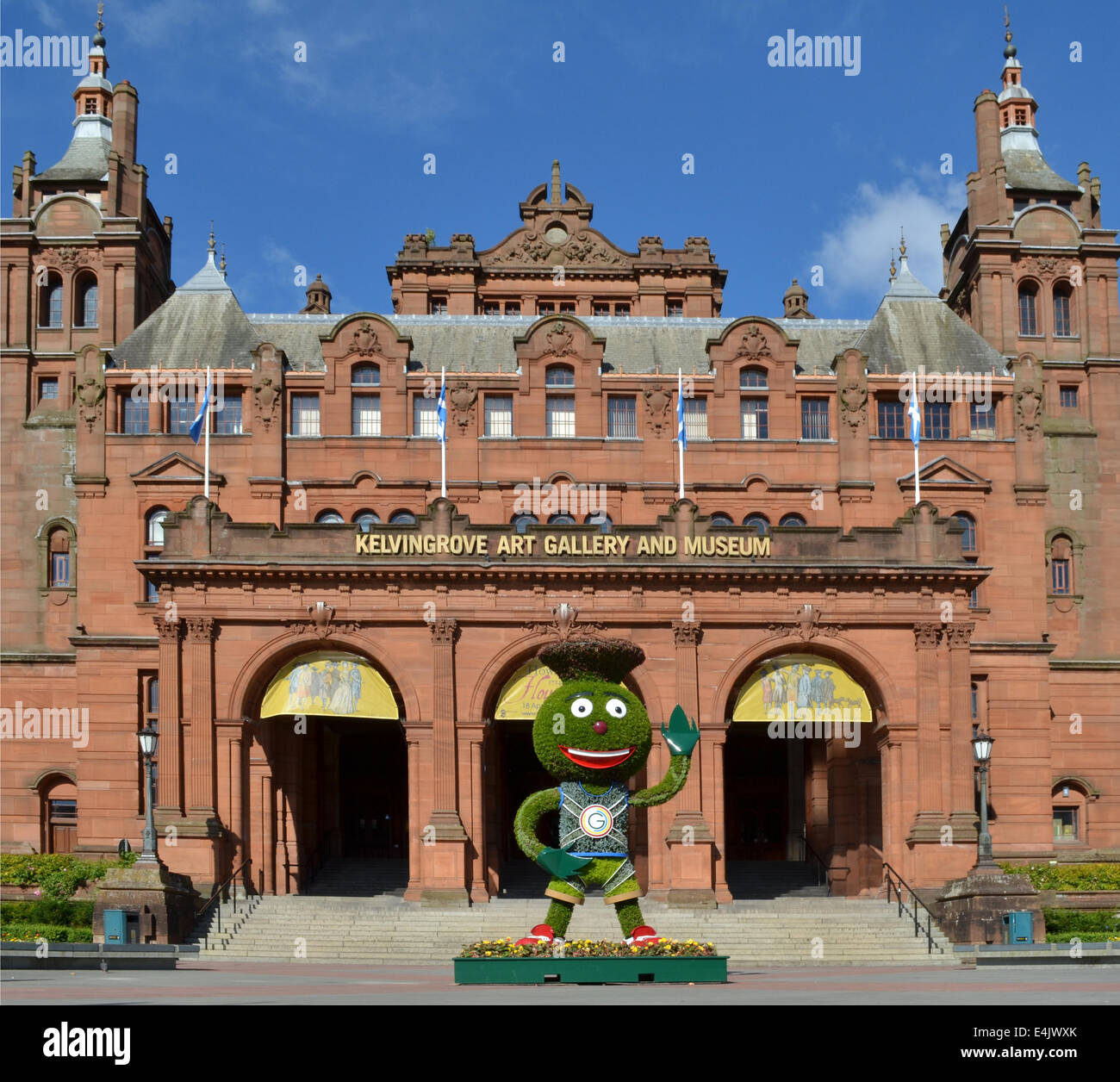 Clyde, le Thistle Glasgow homme mascotte pour les Jeux du Commonwealth de 2014 à l'extérieur de la Kelvingrove Art Gallery and Museum. Banque D'Images