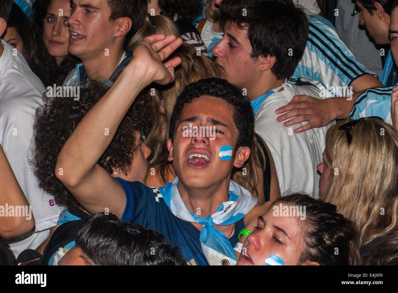 Londres, Royaume-Uni. Le 13 juillet, 2014. Déçu les fans de football argentin montre sur que leur équipe id défait par l'Allemagne dans la Coupe du Monde 2014 finale à une pub Argentine, Moo sur London's Vauxhall Bridge Road, Pimlico. Credit : Mamusu Kallon/Alamy Live News Banque D'Images