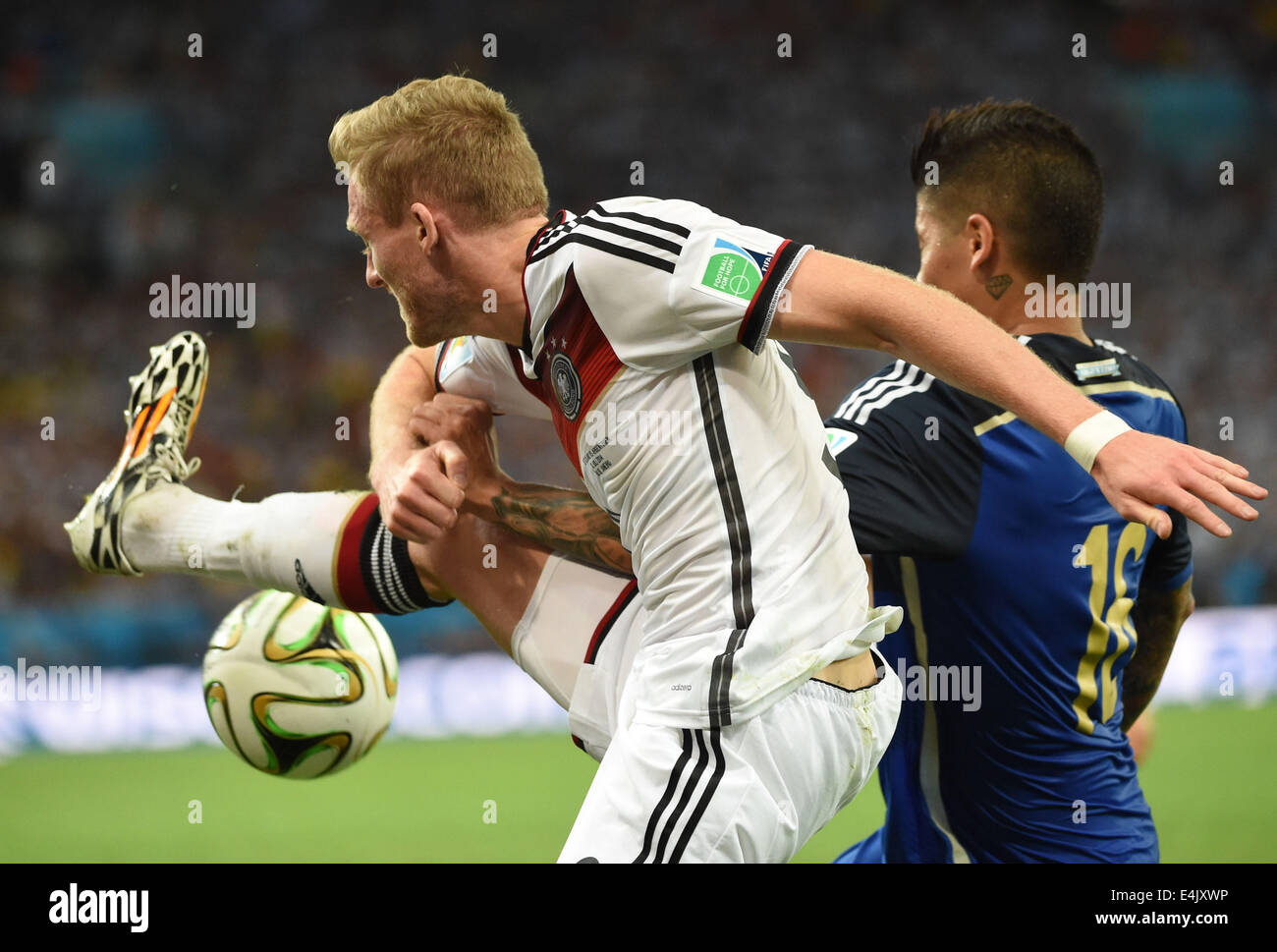 Rio de Janeiro, Brésil. Le 13 juillet, 2014. L'Allemagne André Schuerrle (L) fait concurrence au cours de la finale entre l'Allemagne et l'Argentine de la Coupe du Monde FIFA 2014 à l'Estadio do du stade Maracana à Rio de Janeiro, Brésil, le 13 juillet 2014. Credit : Liu Dawei/Xinhua/Alamy Live News Banque D'Images