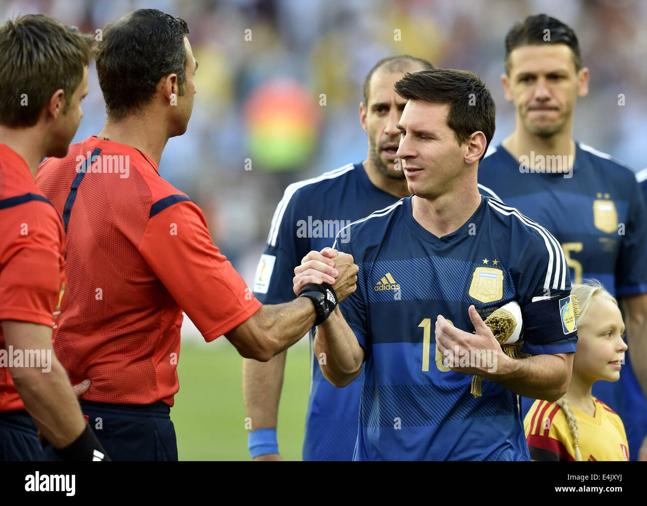 Rio de Janeiro, Brésil. Le 13 juillet, 2014. L'Argentine Lionel Messi (R, avant), serre la main avec des fonctionnaires avant la finale entre l'Allemagne et l'Argentine de la Coupe du Monde FIFA 2014 à l'Estadio do du stade Maracana à Rio de Janeiro, Brésil, le 13 juillet 2014. Credit : Qi Heng/Xinhua/Alamy Live News Banque D'Images