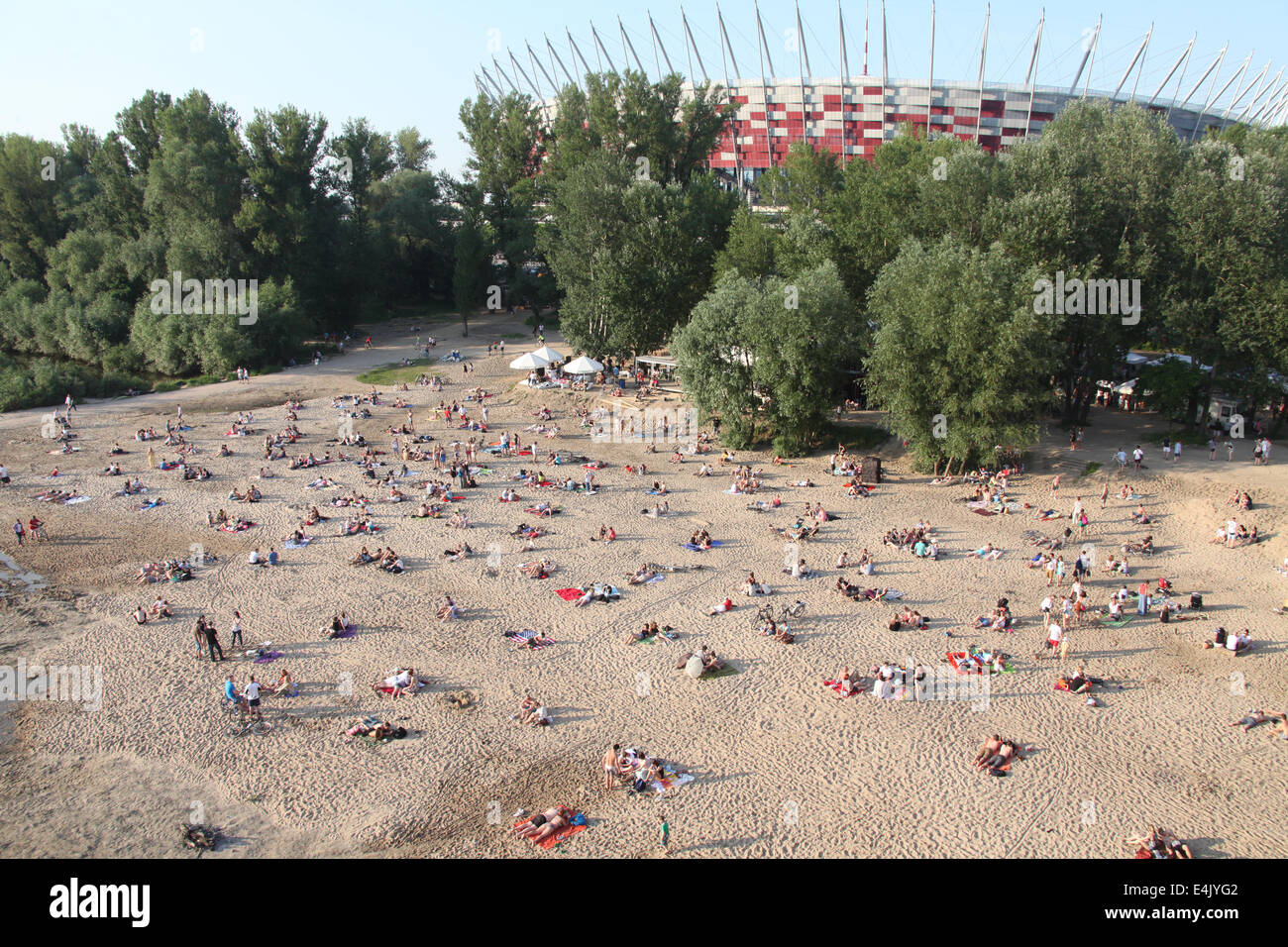 La rive de la Vistule à Varsovie où les habitants de soleil en face du stade National Banque D'Images