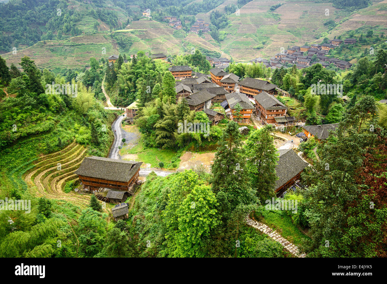 Village sur la montagne Yaoshan dans le Guangxi, Chine. Banque D'Images